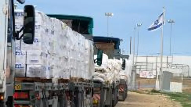 Trucks pass through Gaza crosing