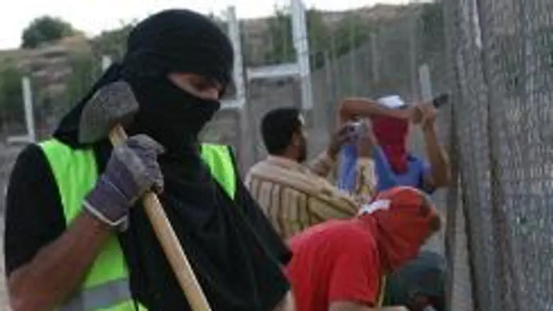 Anarchists breach security barrier in Israel