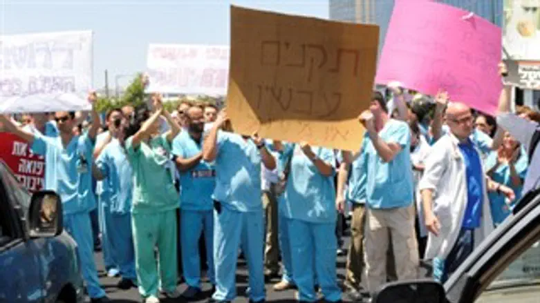 המתמחים חוסמים את הכביש