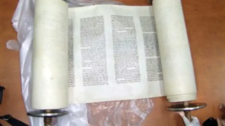ספר תורה עתיק. ארכיון