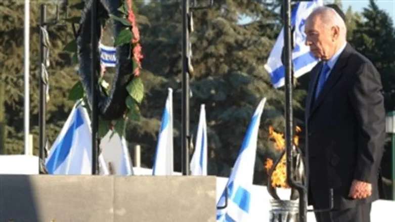 Peres at Herzl's grave.