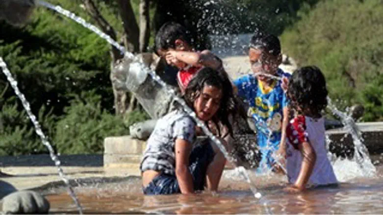 חמסין שרב מזרקה ילדים מים