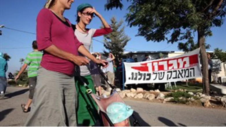 גם המאבק נדחה?