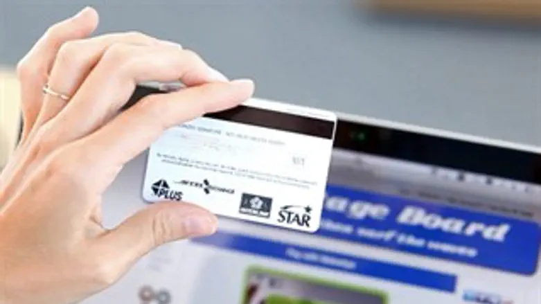 מראים כרטיס למצלמה