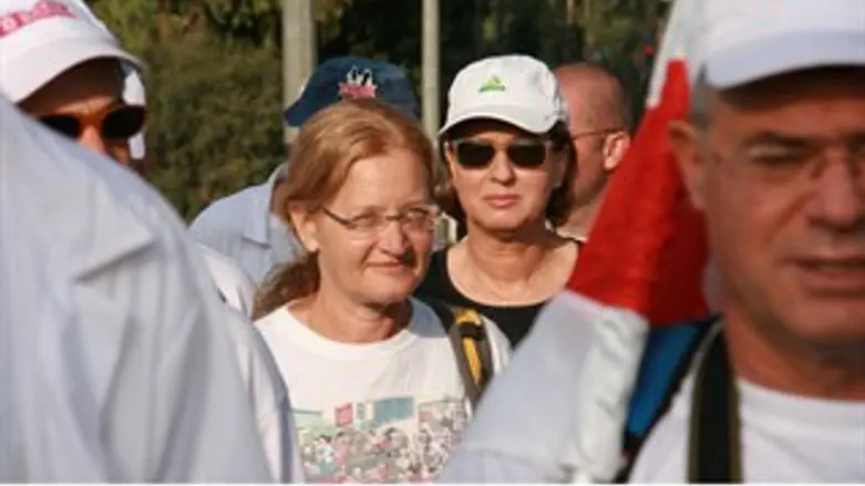 לבני בצועדים