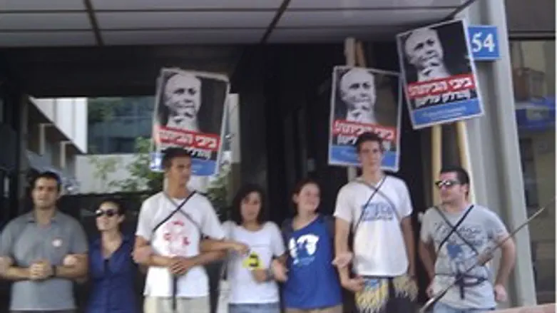 הפעילים המתבצרים