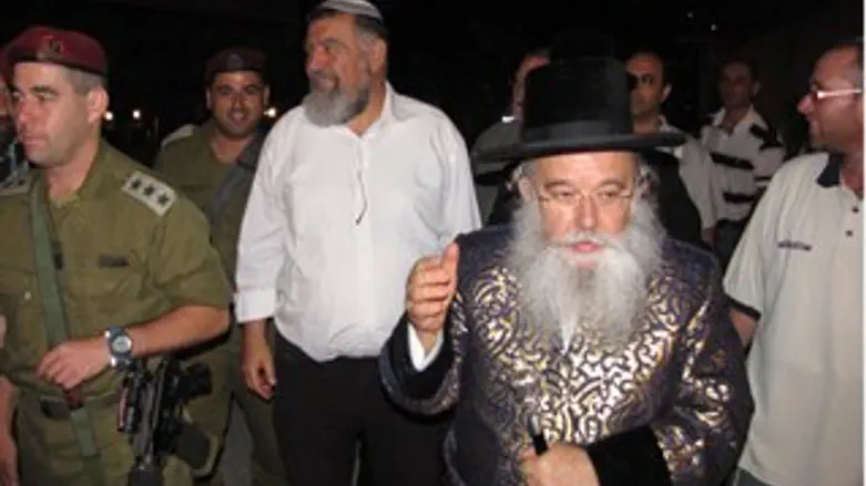 האדמו"ר ממישקולץ בכניסה לקבר