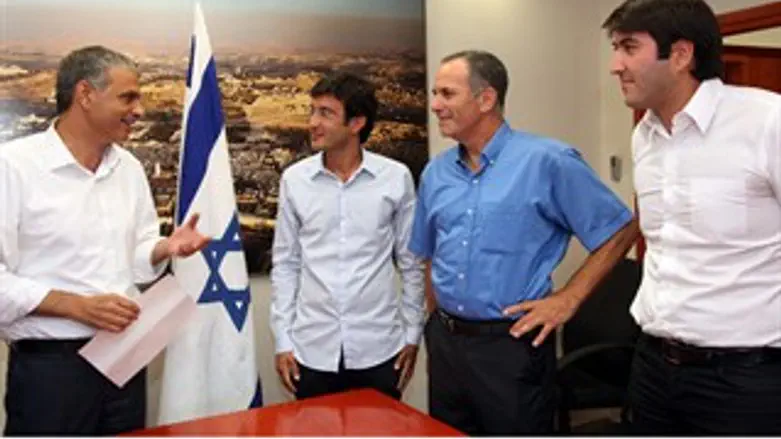 נציגי קבוצת "גולן טלקום" ושר התקשורת משה כחלו
