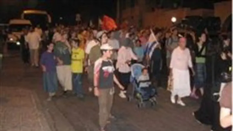 צעדת נשים בירוק סביב החומות