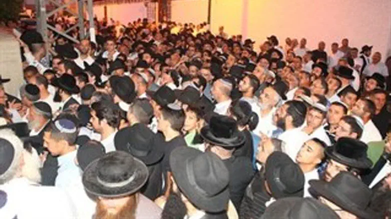 מאות מנחים בביתו של הבבא אלעזר