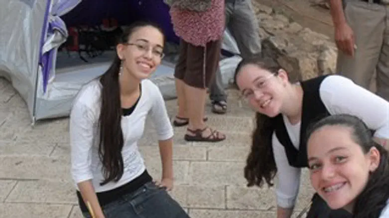 הצעירות במאהל