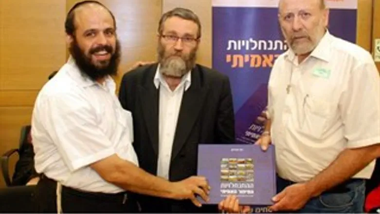 ח"כ גפני מקבל את אלבום ההתנחלויות