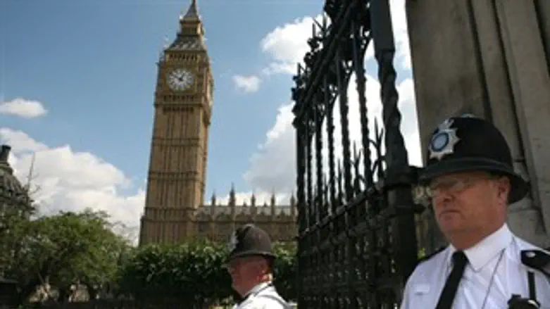 לועגים להם? שוטרי בריטניה