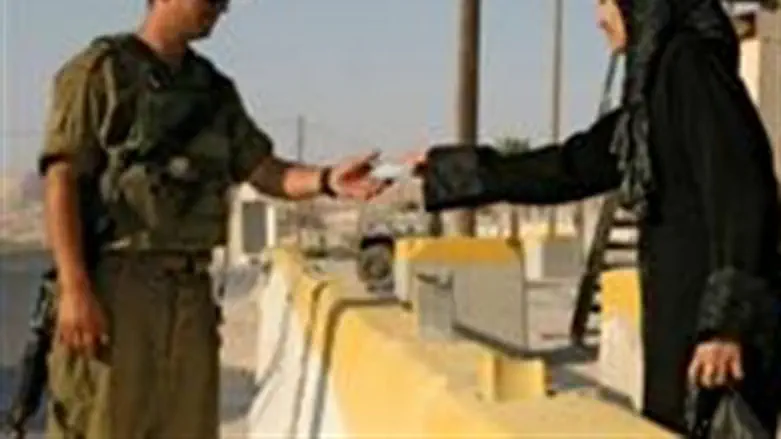 IDF checks Arab woman at checkpoint