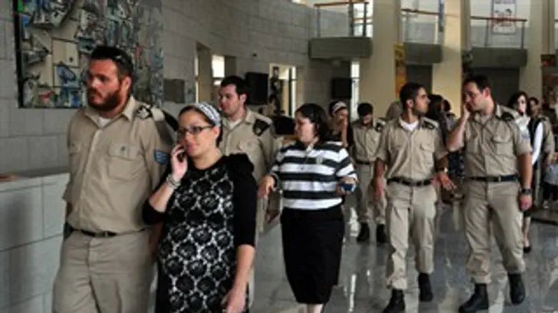 חיל האוויר קולט חרדים