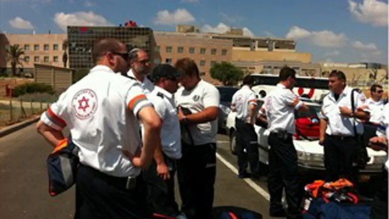 פאראמדיקים של מד"א ערוכים בכוננות במנחת המסוק
