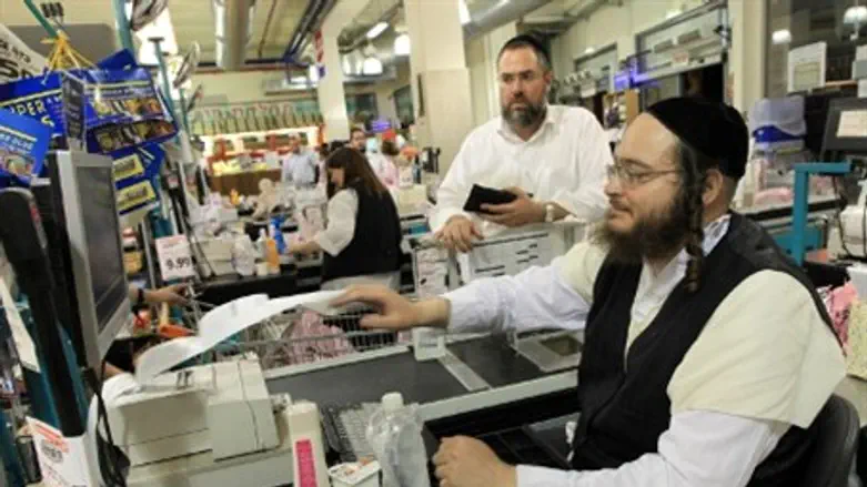 Orthodox shoppers at Shefa Shuk competitor Ra