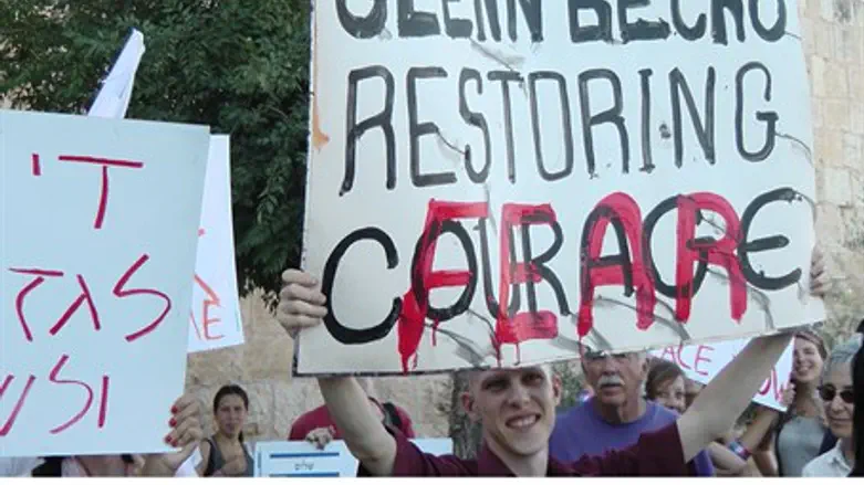 Leftists protest against Glenn Beck