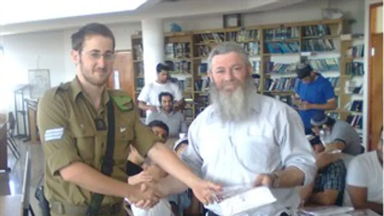 הרב שחור עם אחד מתלמידיו