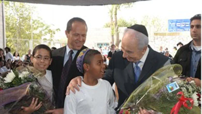 הנשיא עם תלמידים בבית ספר חב"ד בירושלים