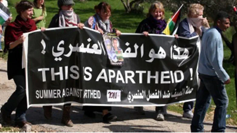 Foreign protesters against 'wall'