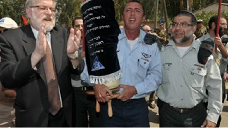 הכנסת ספר תורה בבסיס