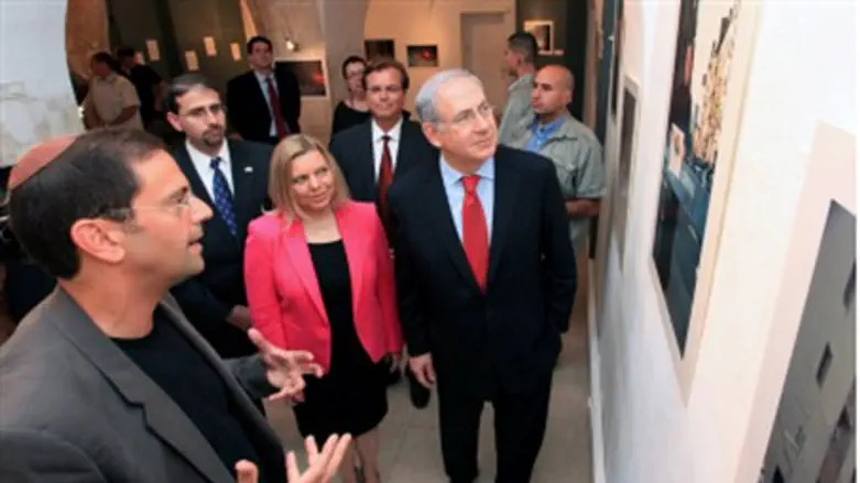 PM Netanyahu, his wife Sarah and photographer