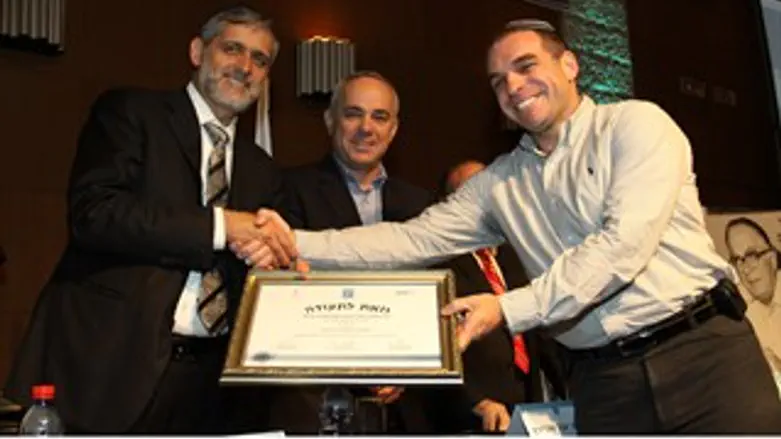 עודד רביבי מקבל את הפרס מהשרים