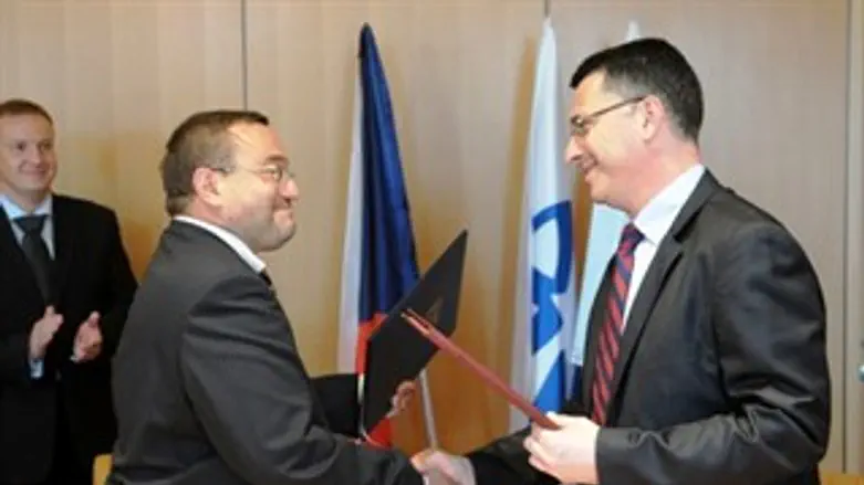 שרי החינוך של ישראל וצ'כיה