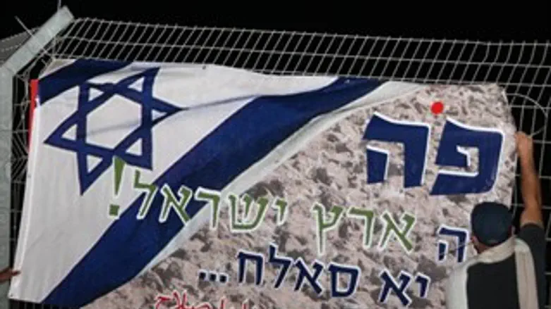 השלטים שנתלו