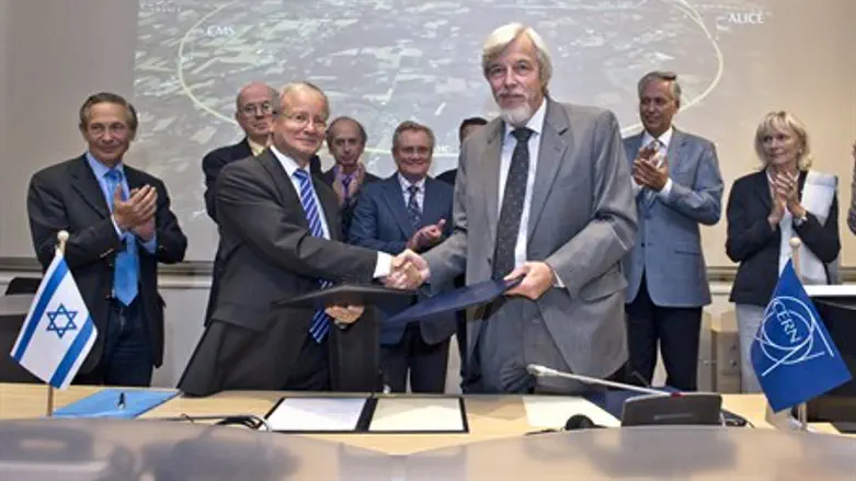 Aharon Leshno-Yaar and CERN'sl Rolf Heuer