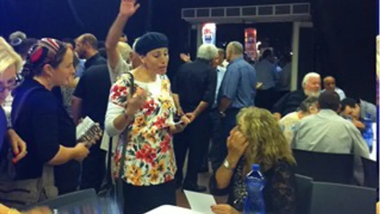 המפגינות ממגרון בהרמת הכוסית