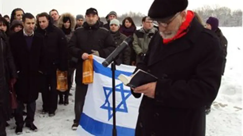 סטודנטים מגרמניה משתתפים באזכרה בבוכנוואלד 