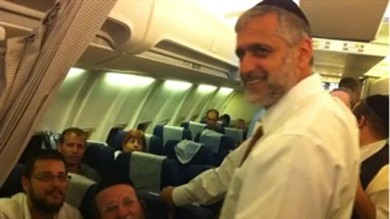 השר ישי על המטוס