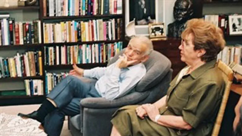 זוג מימים אחרים. שולמית שמיר ז"ל, ובעלה יצחק