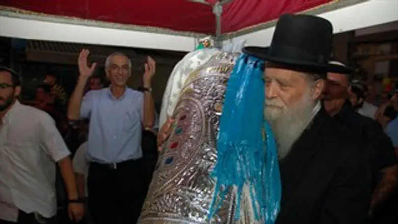הרב יוסף בטקס הכנסת ספר התורה