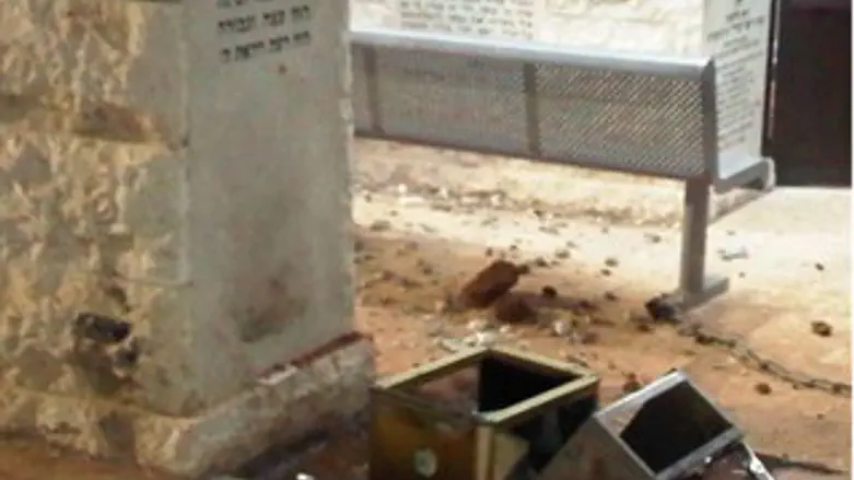 ארונות הנרות הושחתו