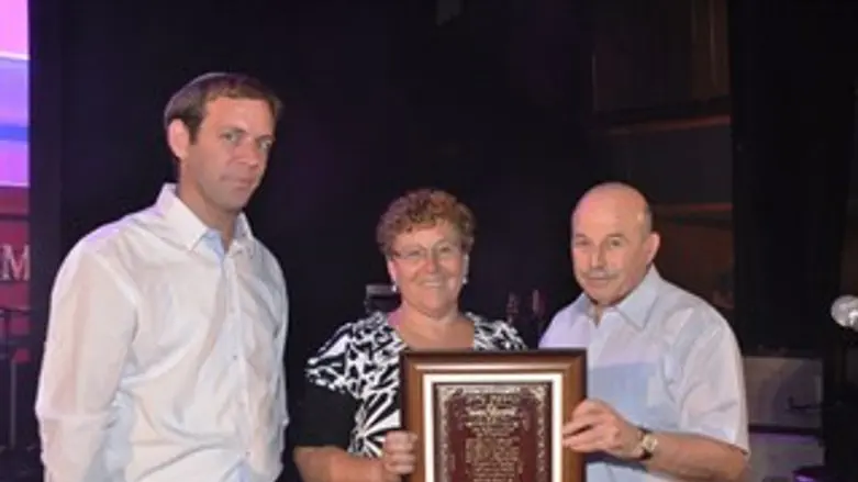 מרים פרץ מקבלת את פרס מעגלים