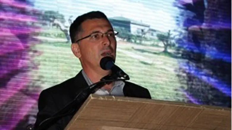 השר באירוע הרמת כוסית