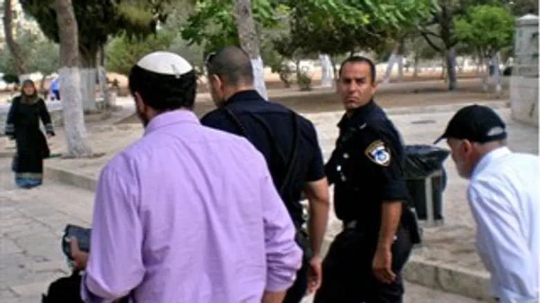 "החשוד" מצד ימין עם הכובע