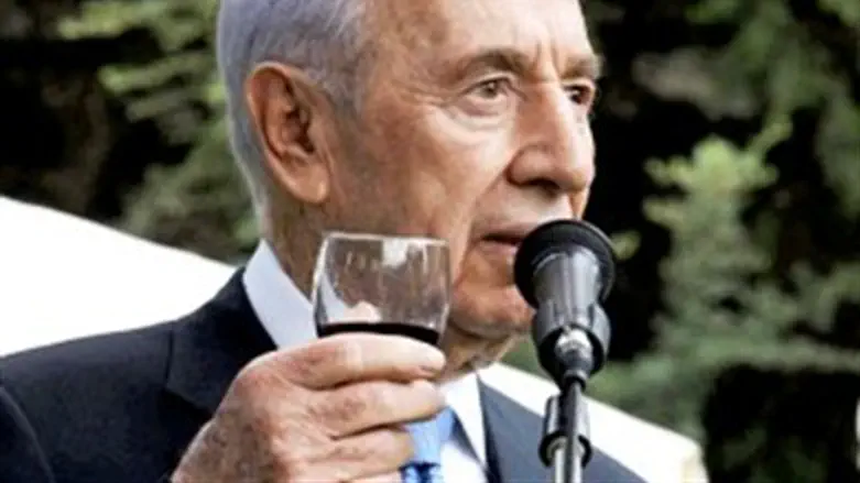 Peres raises glass in pre-holiday reception