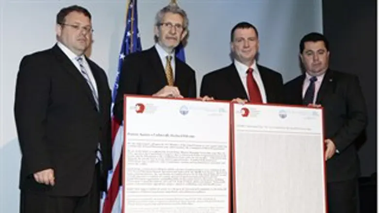 הגשת העצומה לשר אדלשטיין