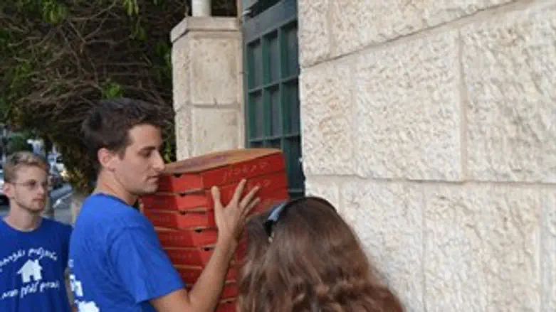 מחזירים את הפיצות