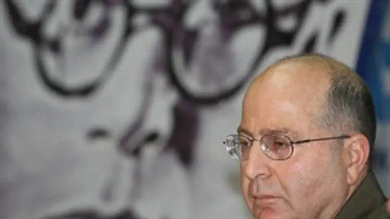 יעלון על רקע תמונתו של ז'בוטנסקי. קיר ברזל די