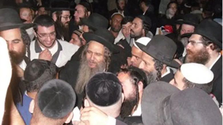 הרב שלום ארוש בתוך קהל תלמידיו באומן