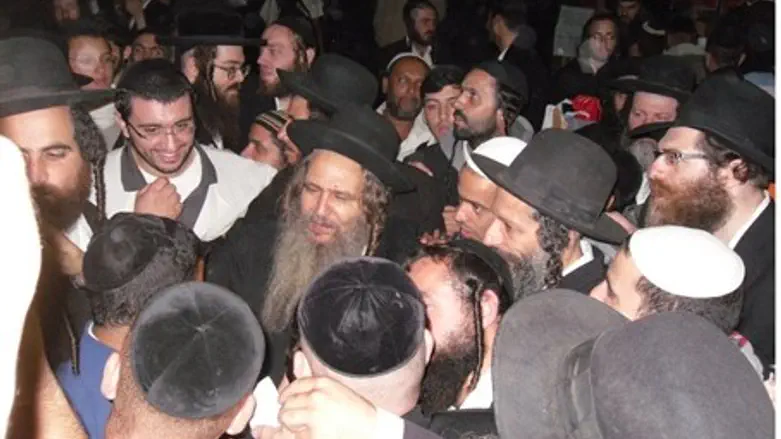 Rav Shalom Arush and his students in Unan