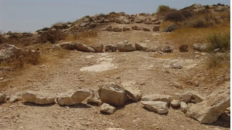 מקימים מאהל