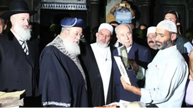 הנשיא והרבנים הראשיים במסגד שנשרף