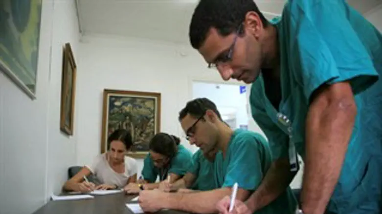 חותמים על ההתפטרויות