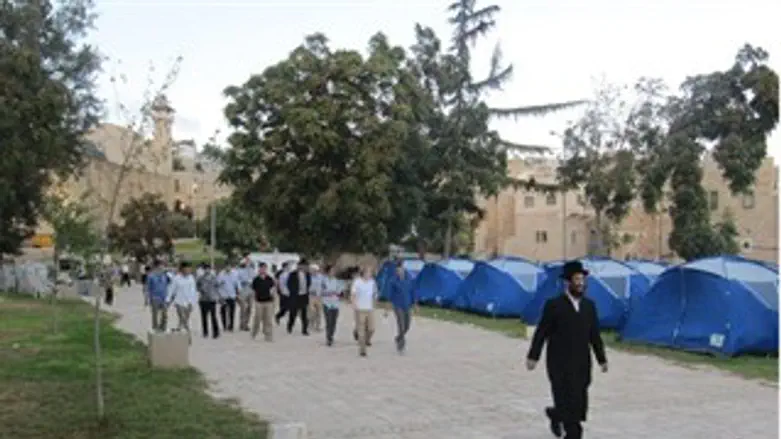 האוהלים סמוך למערת המכפלה